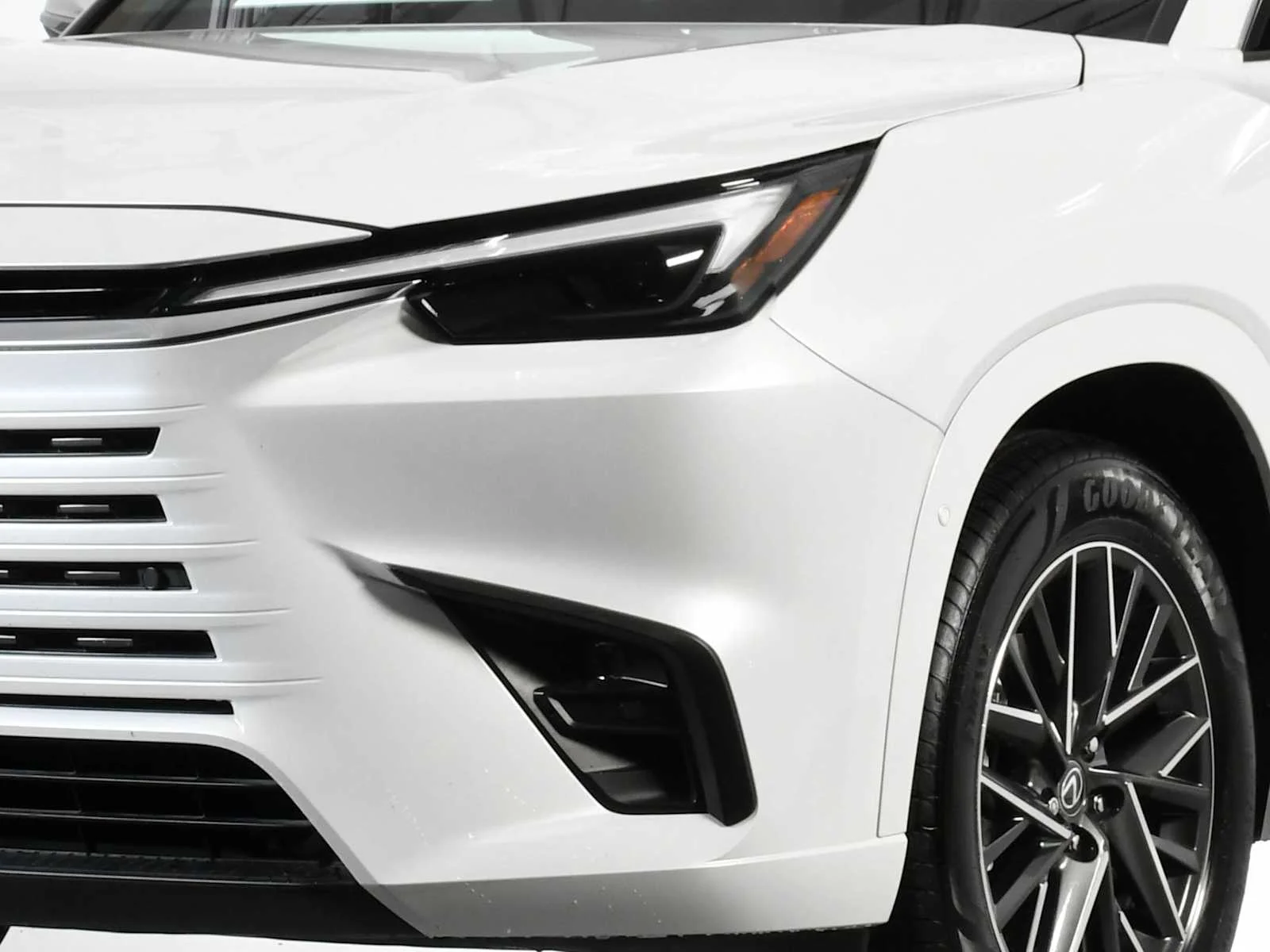 Used 2025 Wind Chill Pearl Lexus Premium image 11