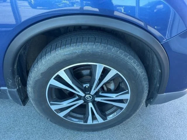 Used 2017 Caspian Blue Nissan SL image 5