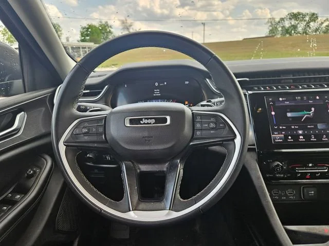 Used 2023  Jeep Laredo image 14