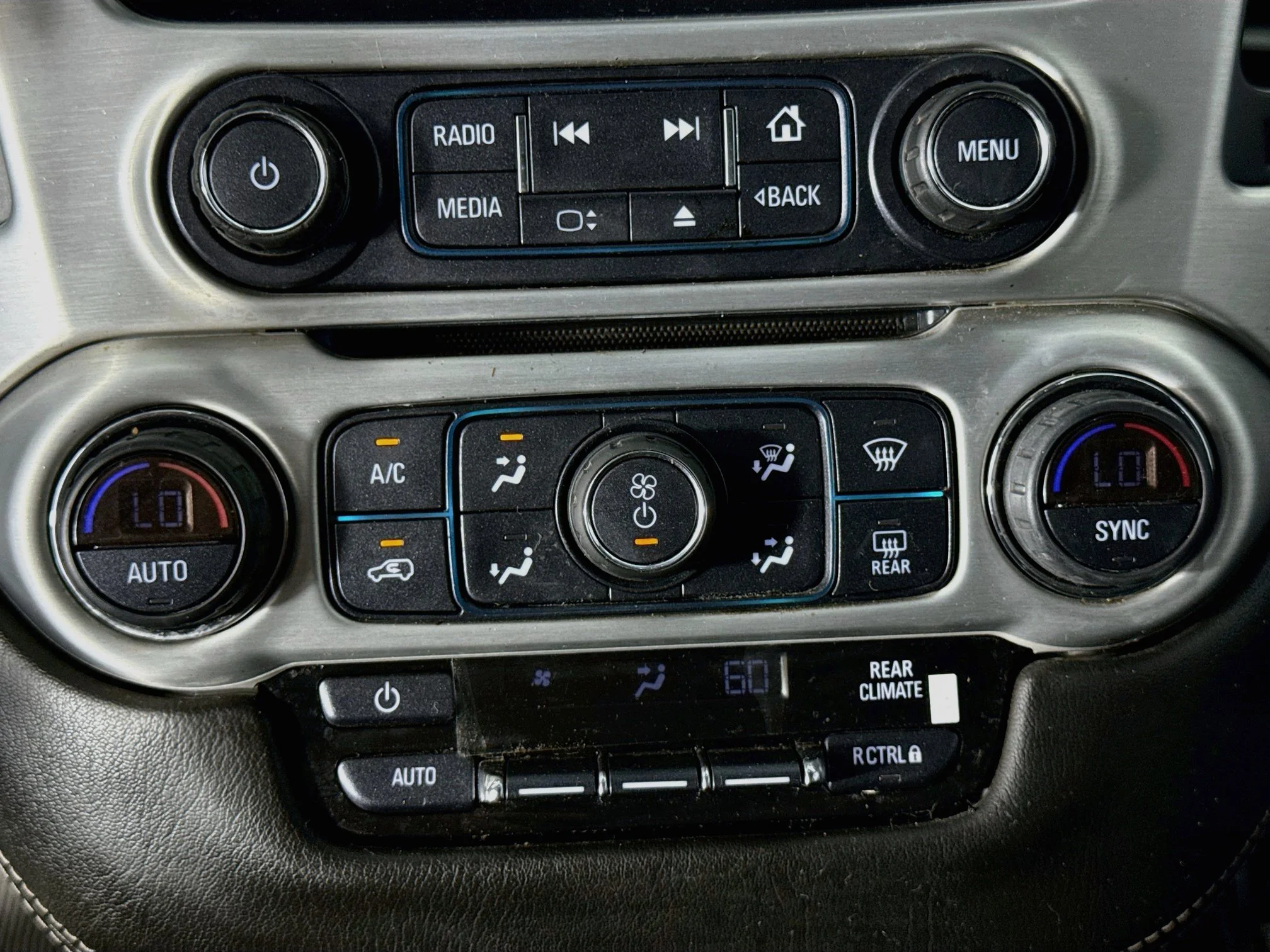 Used 2019 SUMMIT WHITE GMC SLE image 17