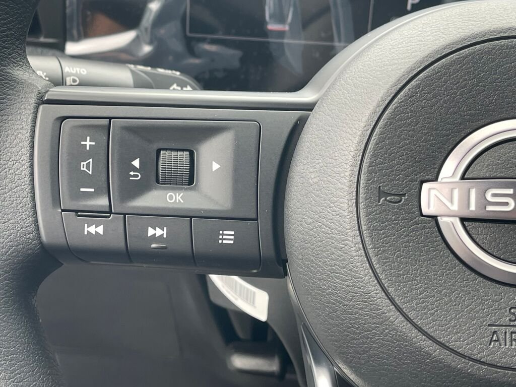 New 2026 Aspen White Tricoat/Super Black Nissan SV image 15