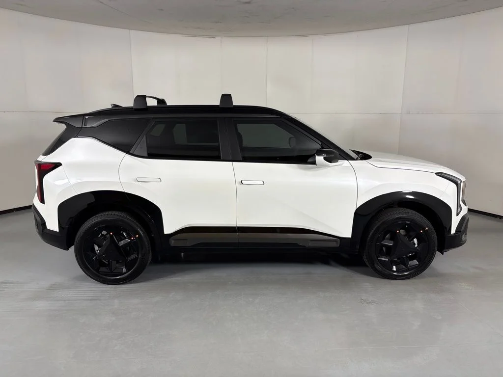 New 2027 Snow White Pearl / Black Roof Kia X-Line image 9