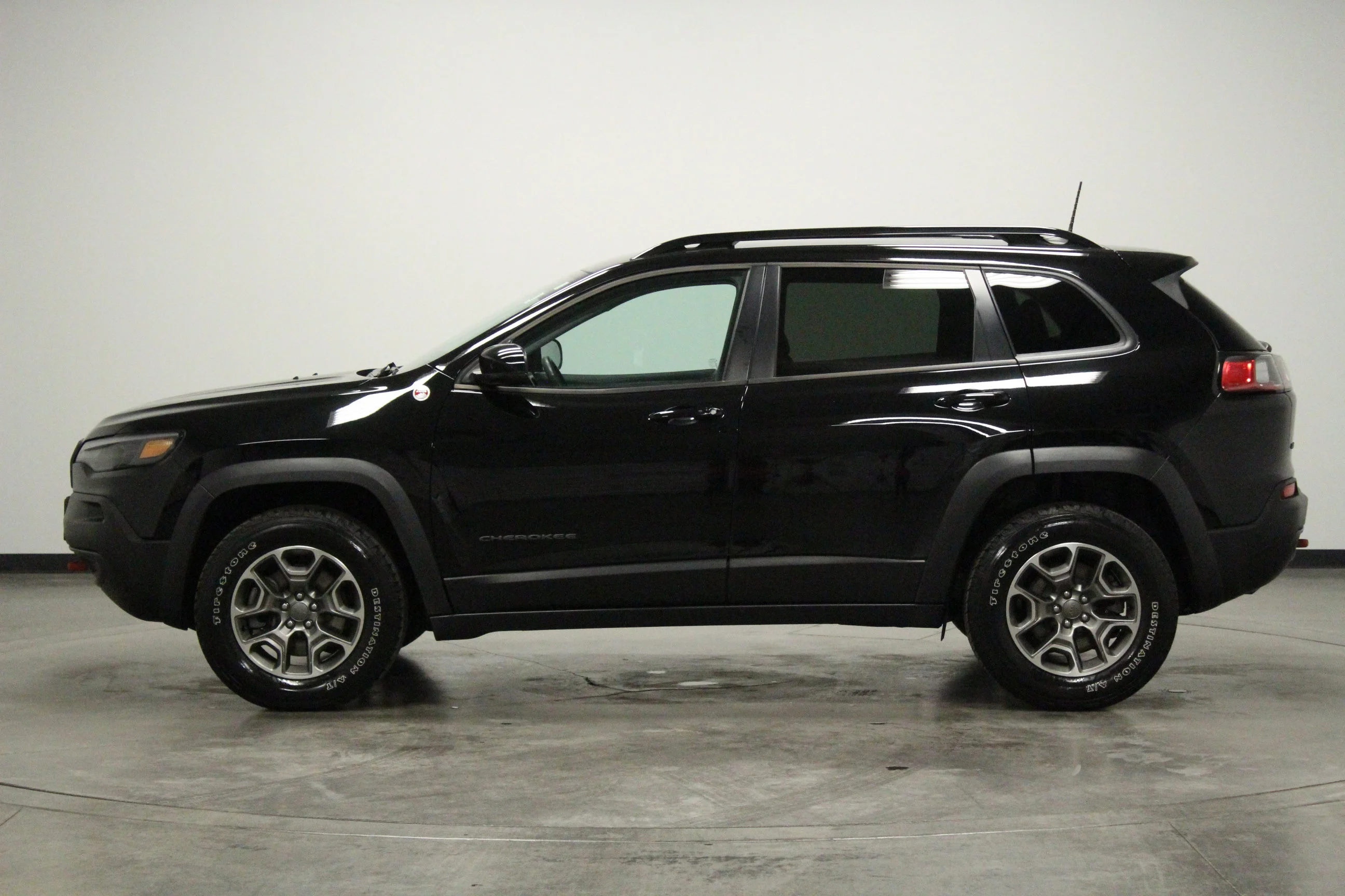 Used 2022 Diamond Black Crystal Pearlcoat Jeep Trailhawk image 5