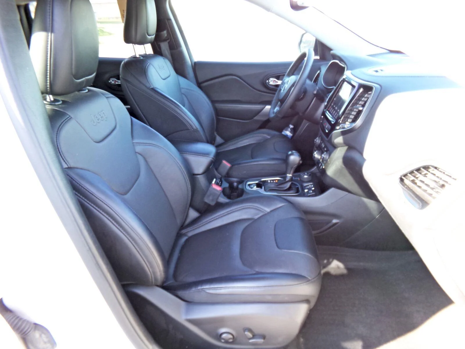 Used 2022 Bright White Clearcoat Jeep Limited image 16