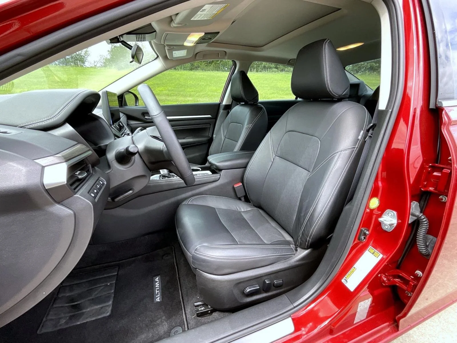 Used 2023 Red Nissan 2.5 SL image 10