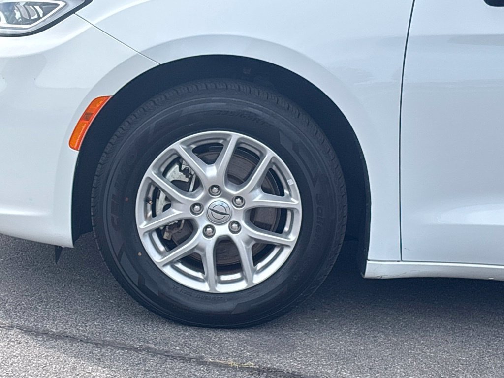 Used 2024 White Chrysler Touring L image 9
