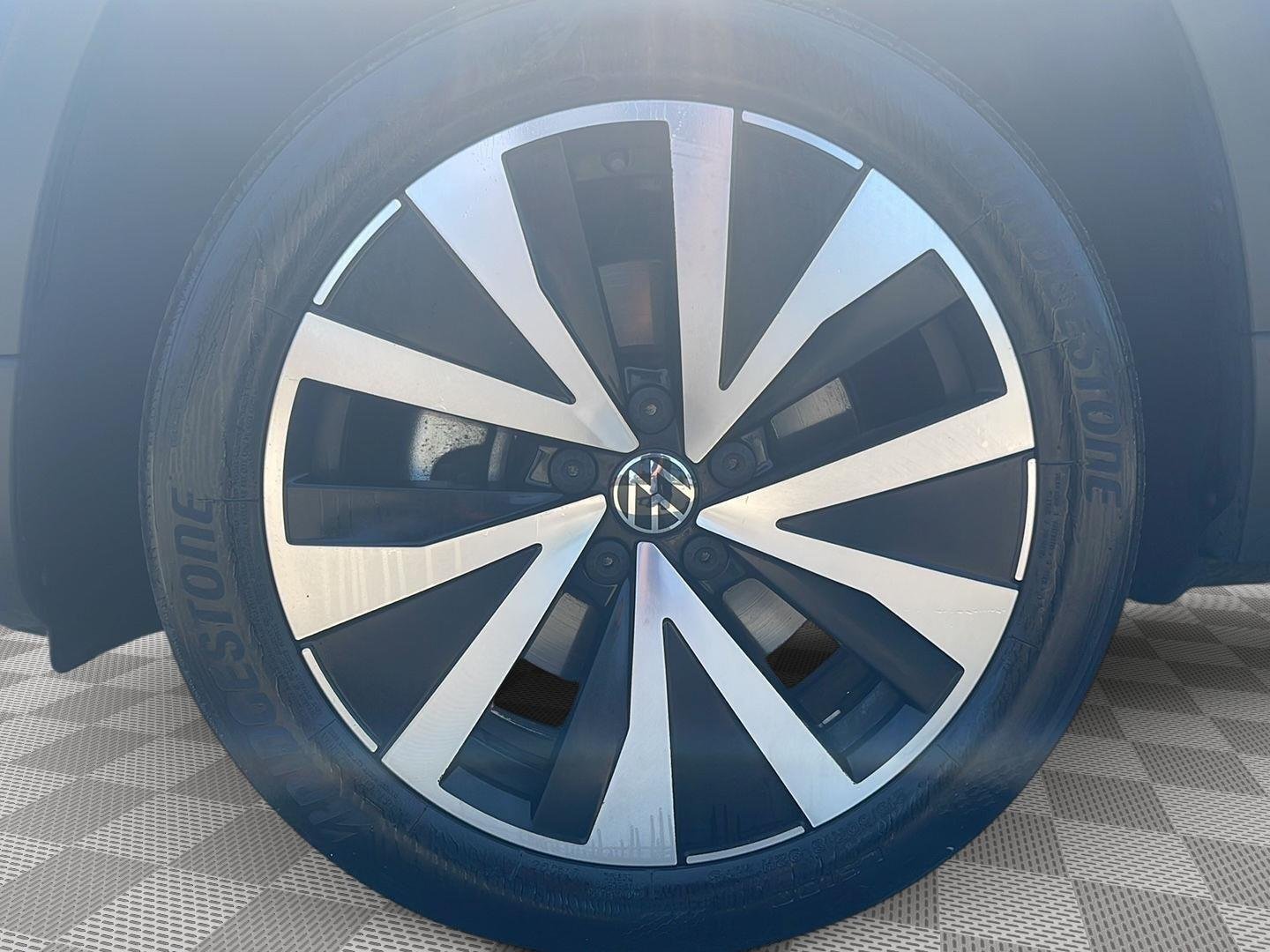 Used 2022 Pure White Volkswagen SE image 9