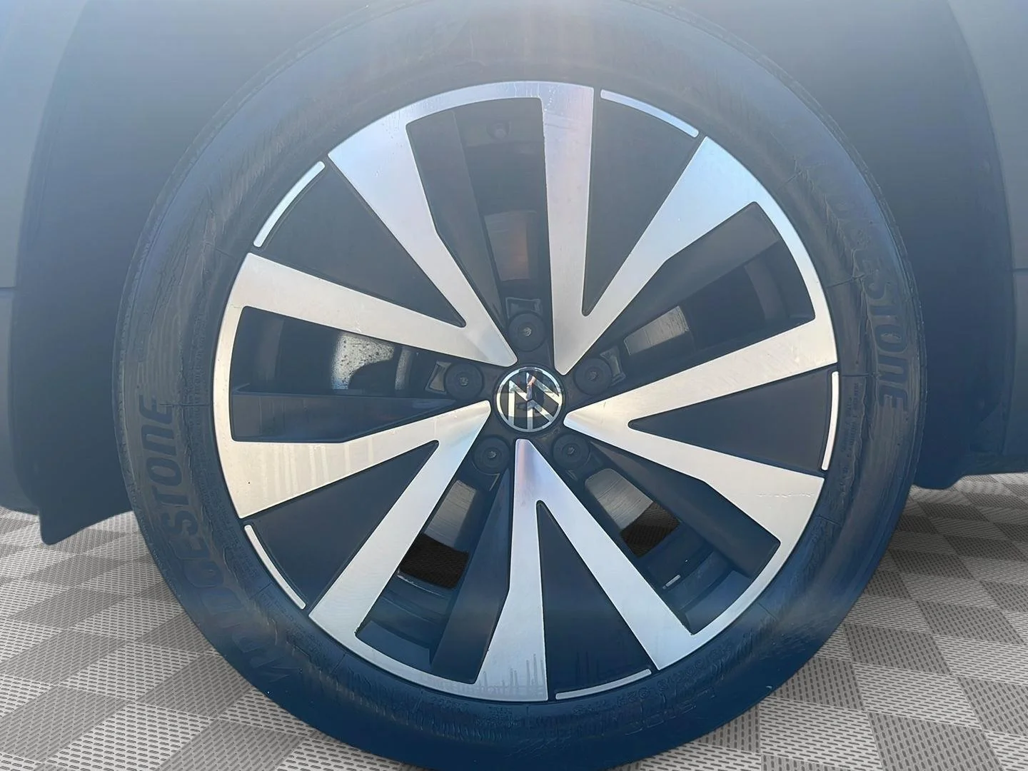 Used 2022 Pure White Volkswagen SE image 9