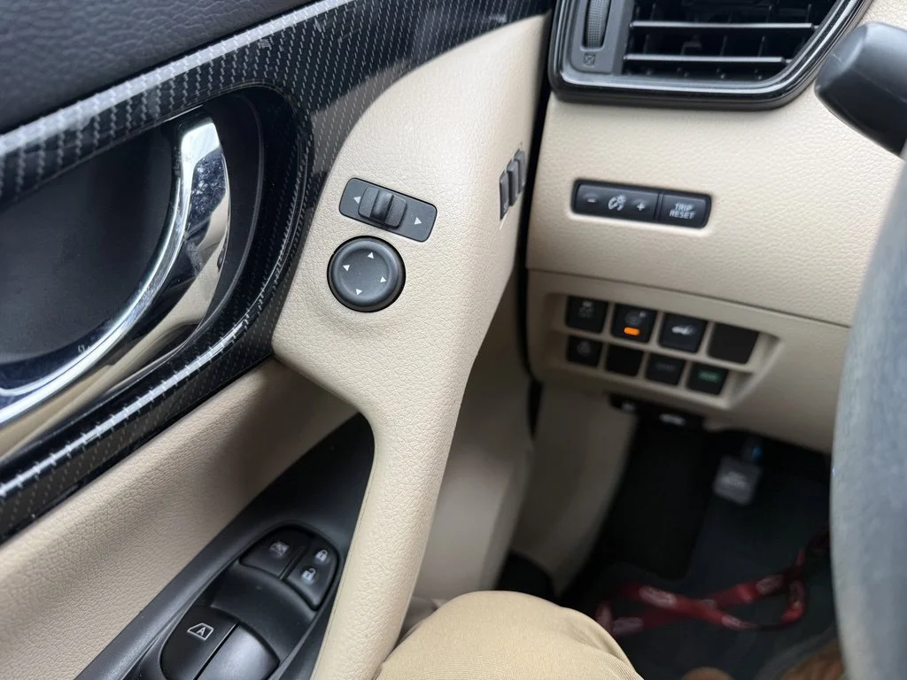 Used 2017 Caspian Blue Nissan SL image 6