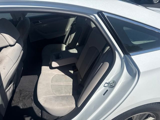 Used 2017 White Hyundai Base image 9