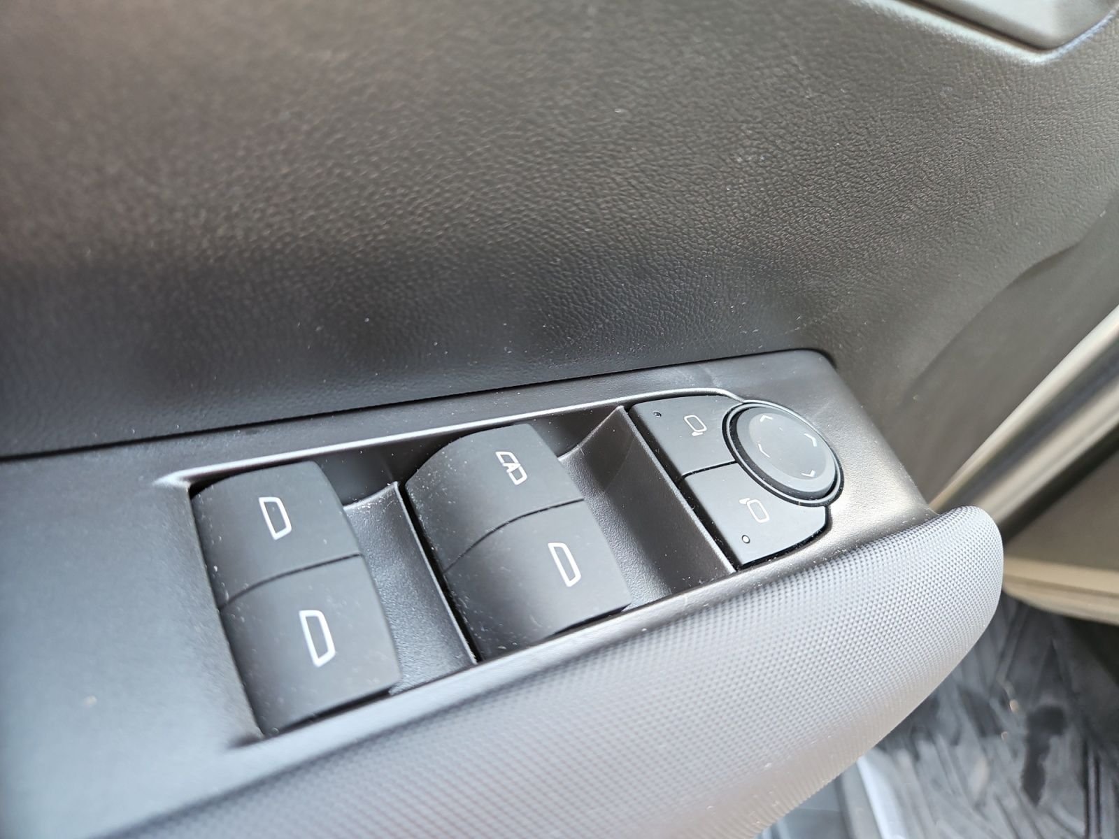 Used 2025 Gray Chevrolet Z71 image 22