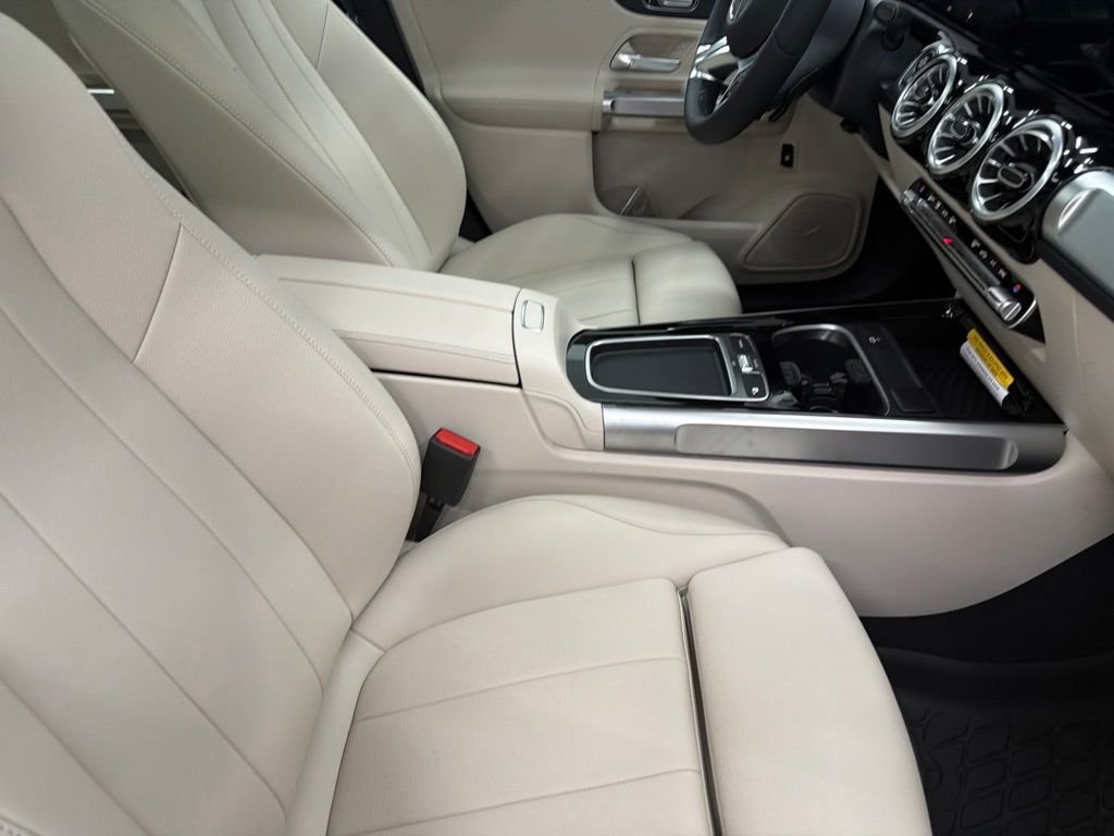 Used 2026 Cirrus Silver Metallic Mercedes-Benz GLB 250 image 28