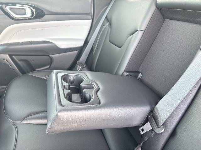 New 2026 Silver Zynith Metallic Clear-Coat Exterior Paint Jeep Limited image 12