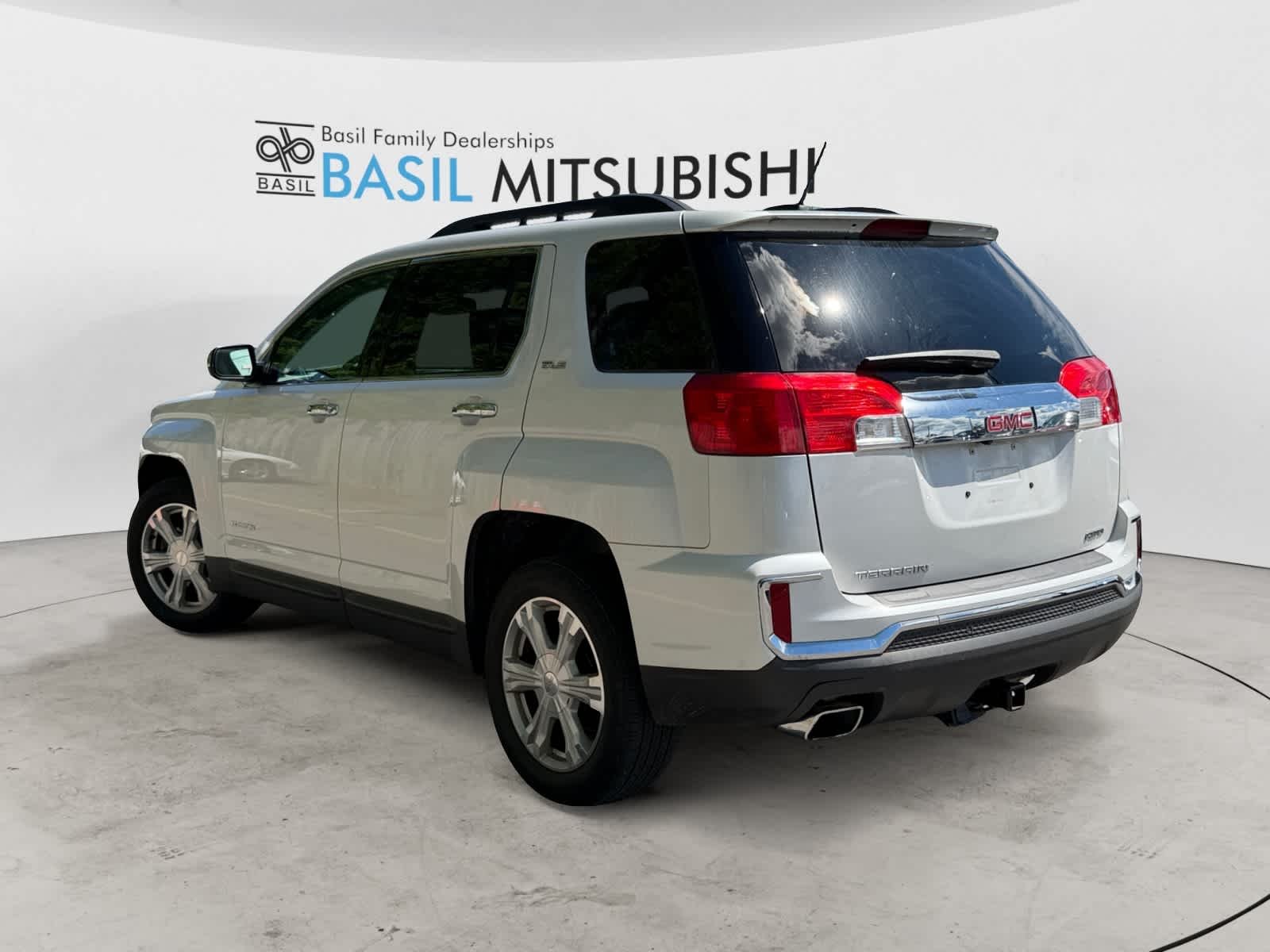 Used 2017 White Frost Tricoat GMC SLE image 4