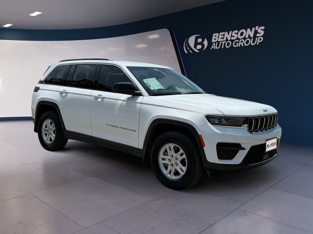 Used 2024 White Jeep Laredo image 7