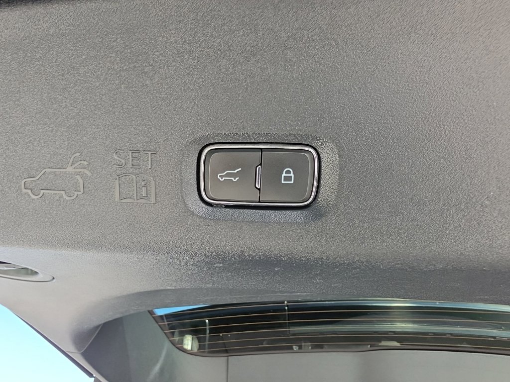 Used 2025  Ford Tremor image 34
