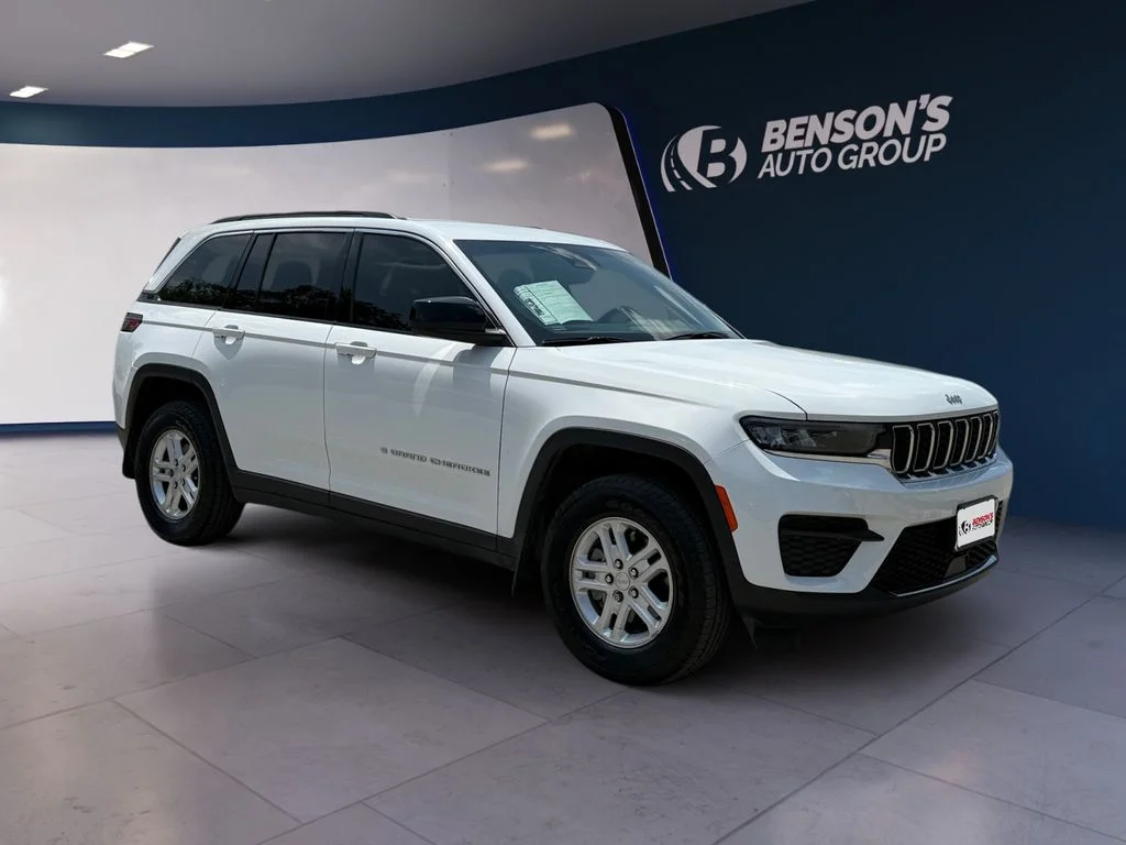 Used 2024 White Jeep Laredo image 7