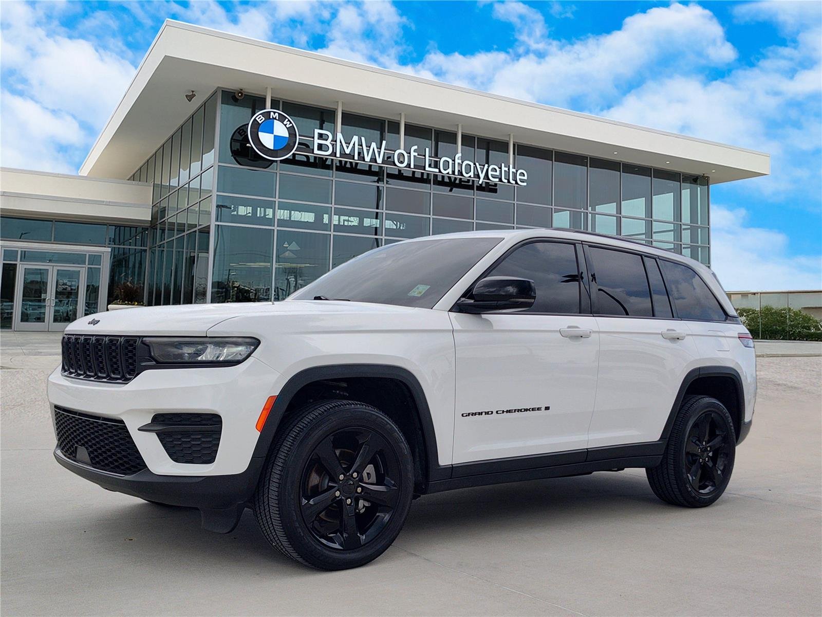 Used 2024 WHITE JEEP LARE image 1