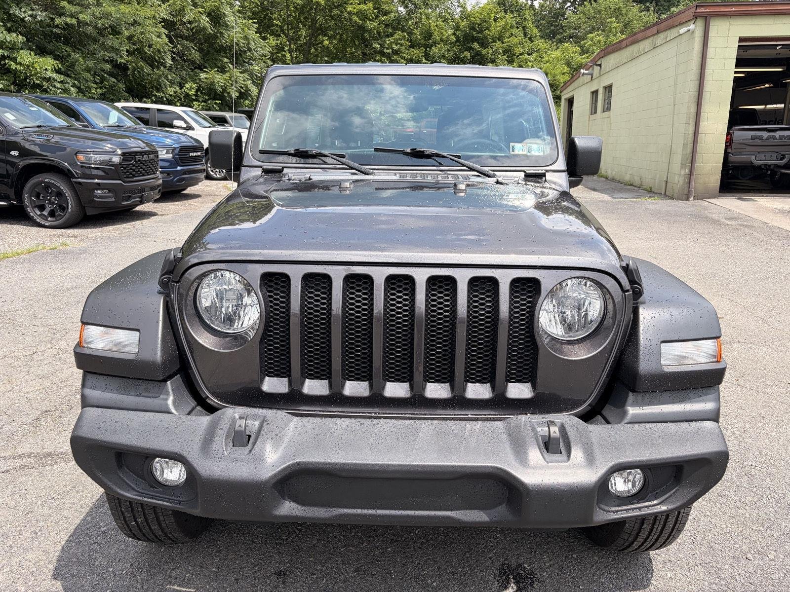 Used 2022 Granite Crystal Metallic Clearcoat Jeep Unlimited Sport image 3