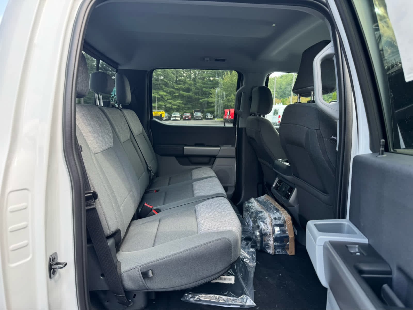 New 2027 Oxford White Ford XLT image 12