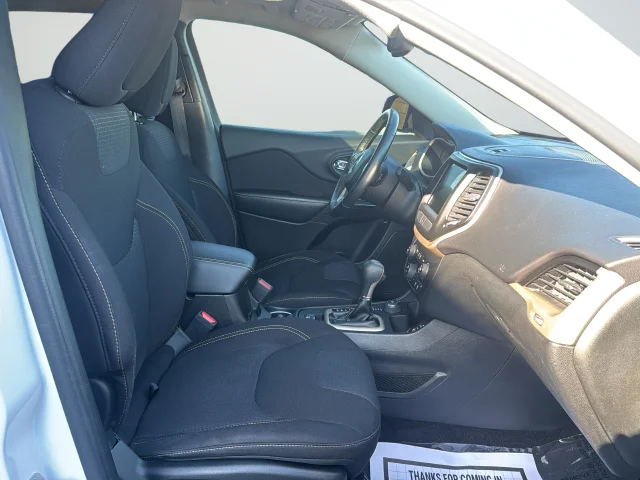 Used 2017 White Jeep Latitude image 26
