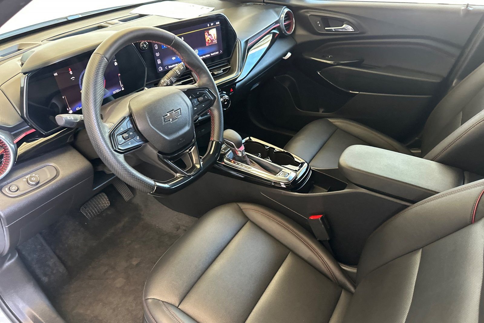 Used 2025 White Chevrolet 2RS image 9