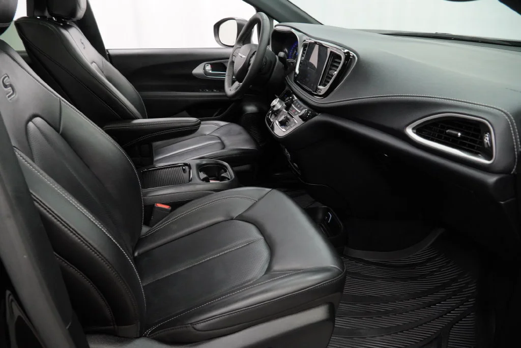 Used 2023 Black Chrysler Touring L image 46