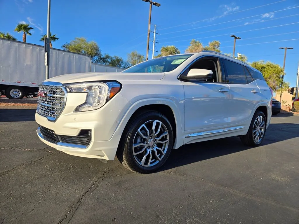 Used 2023 WHITE FROST TRICOAT GMC Denali image 2