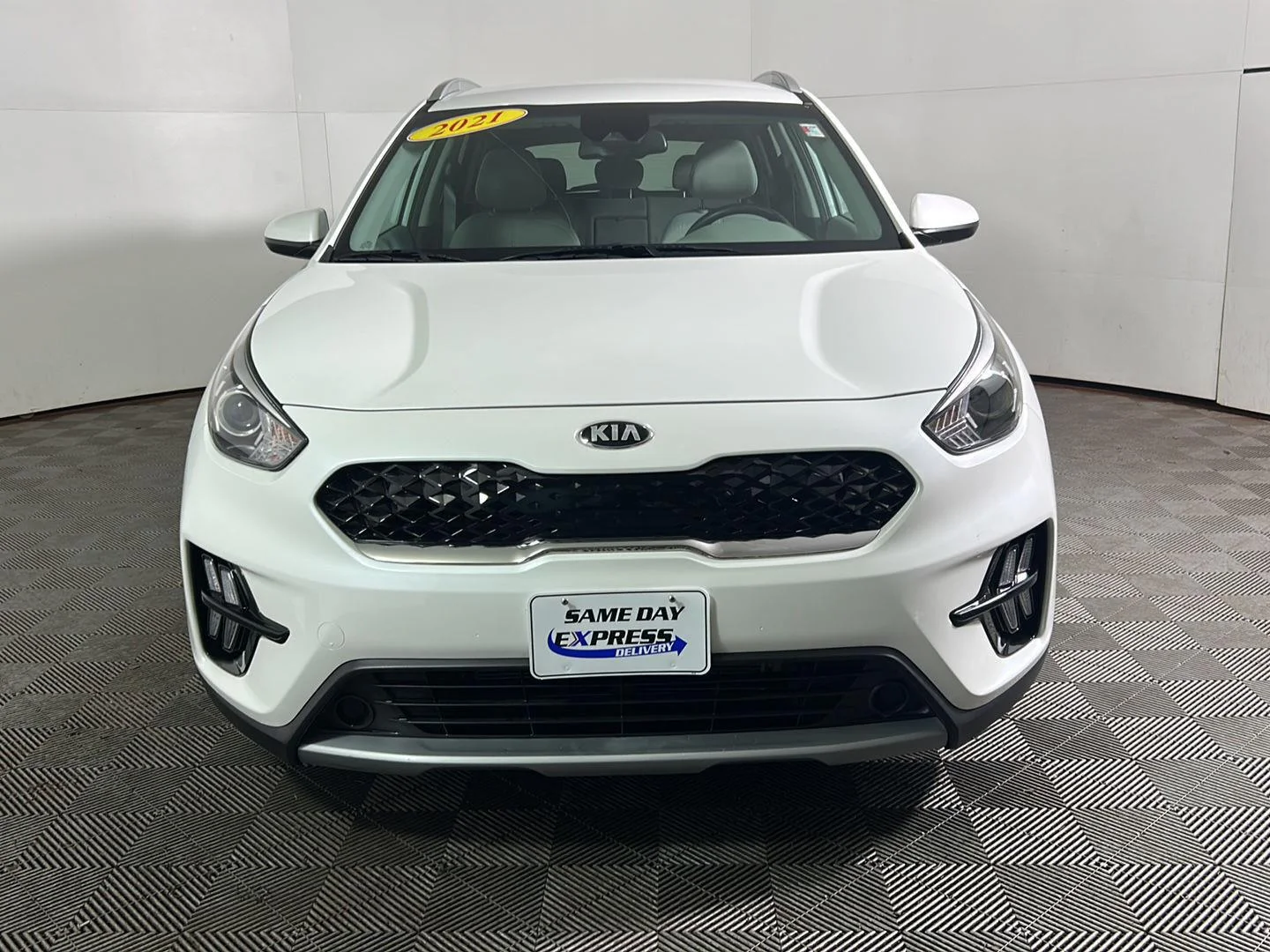 Used 2021 Snow White Pearl Kia LXS image 11