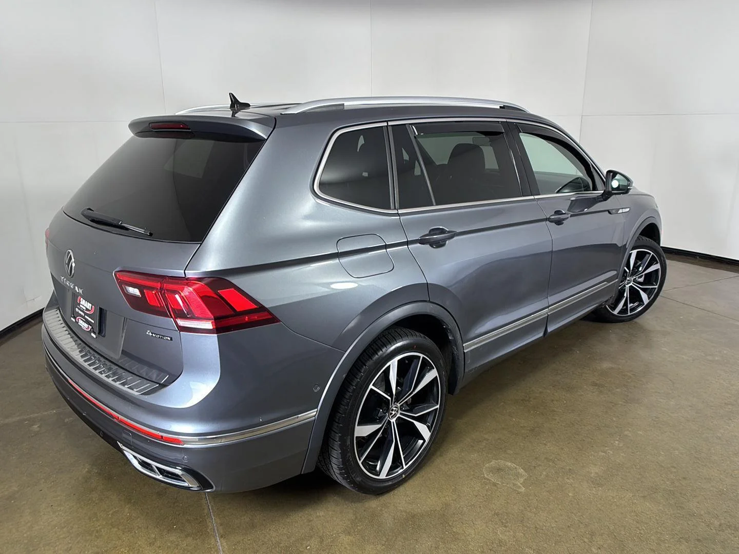 Used 2022 Platinum Gray Metallic Volkswagen SEL R-Line image 11