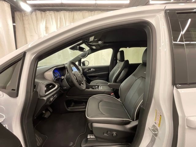 New 2027 Bright White Clear-Coat Exterior Paint Chrysler Limited image 10