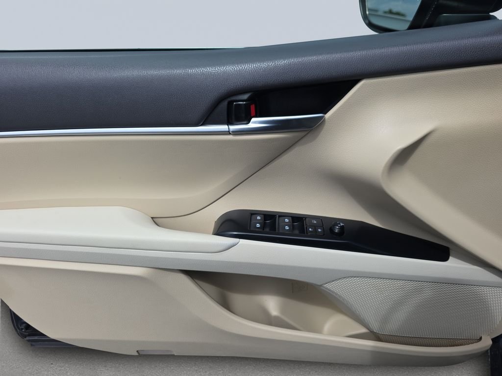 2018 Toyota Camry LE - Photo 17