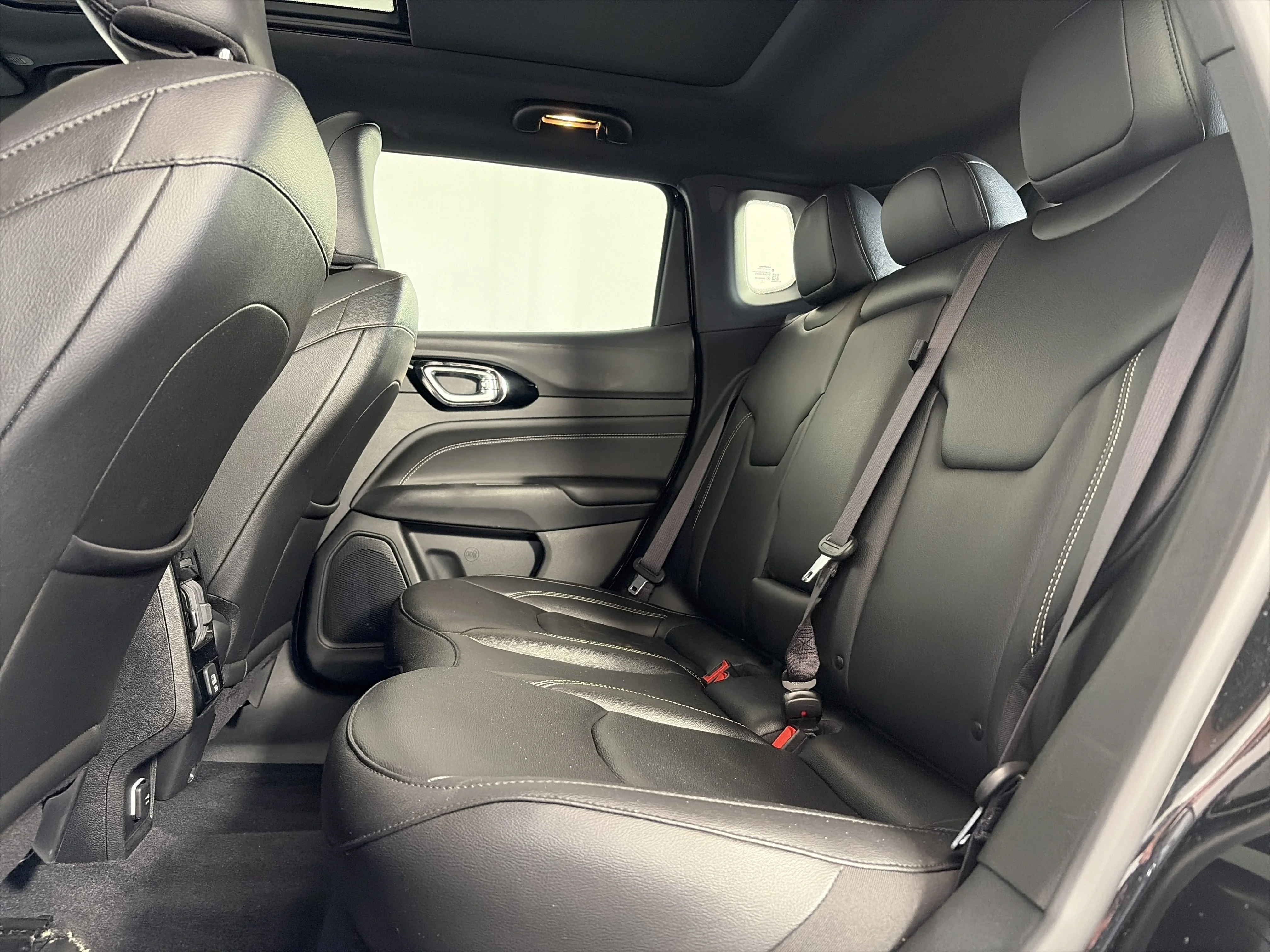 Used 2024 Diamond Black Crystal Pearlcoat Jeep Limited image 8