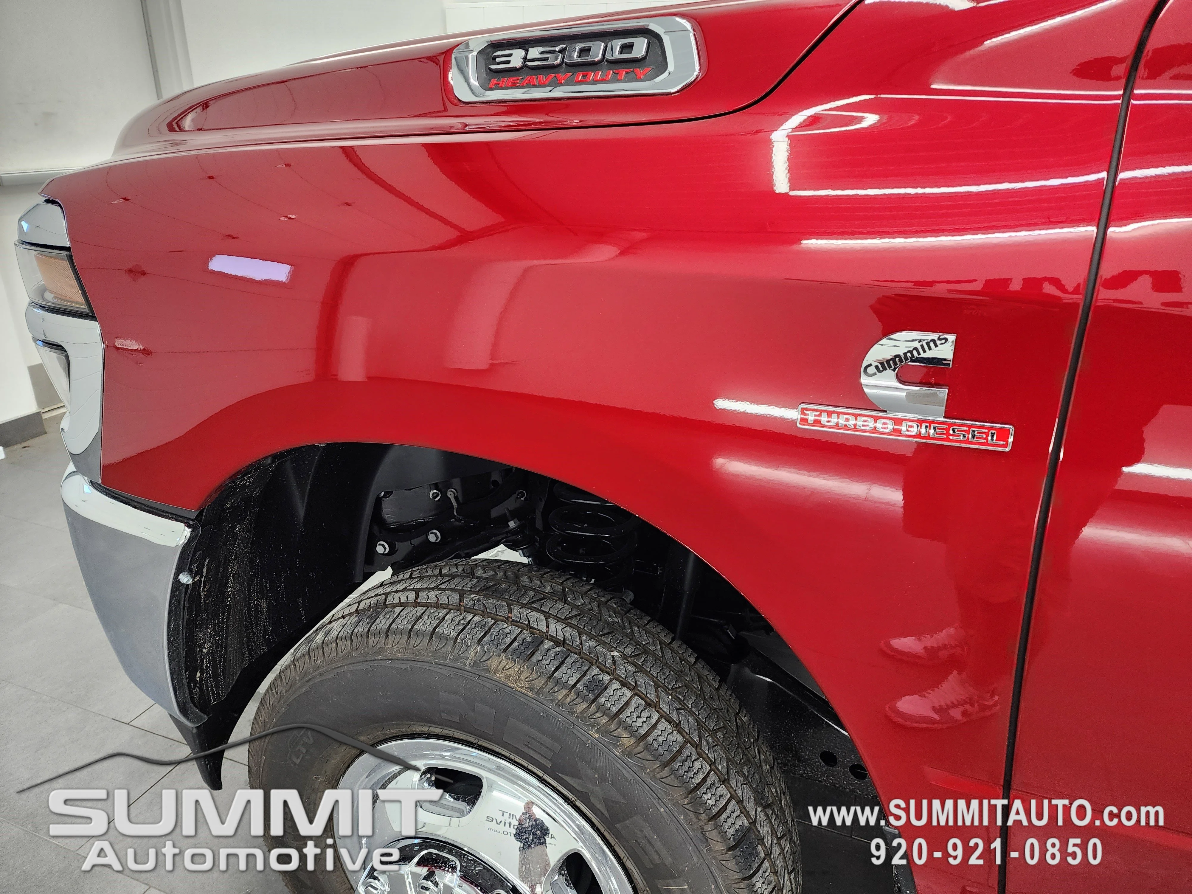 New 2026 Molten Red Pearl-Coat Exterior Paint RAM Tradesman image 39