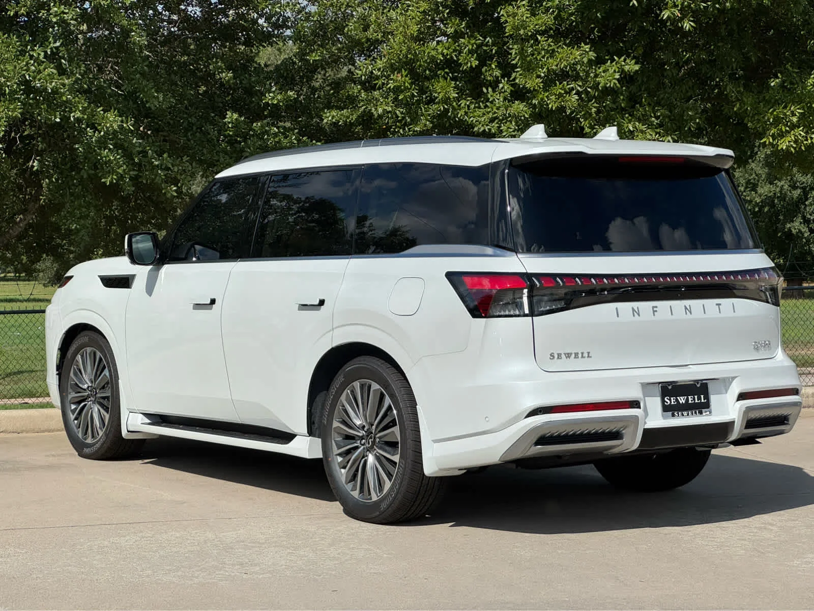 New 2027 RADIANT WHITE INFINITI Luxe 2WD image 4