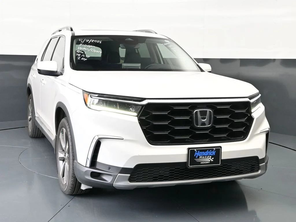 2023 Honda Pilot Touring 2WD's photo