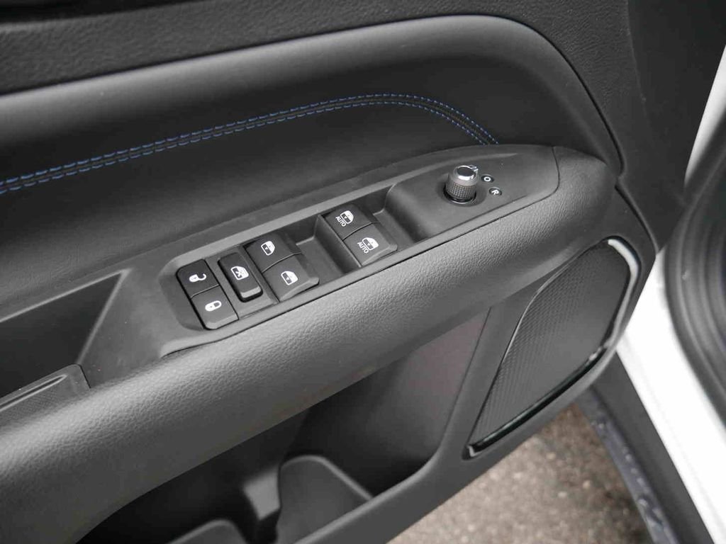 New 2026 White Jeep Latitude image 27