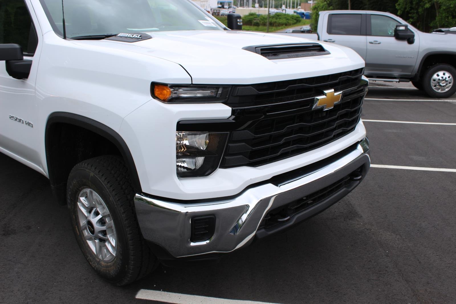 New 2026 Summit White Chevrolet WT image 5
