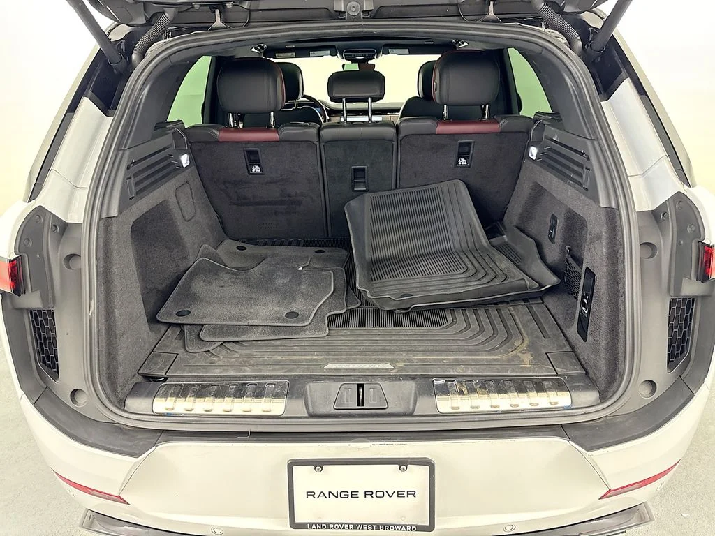 Used 2025 White Land Rover Dynamic SE image 27