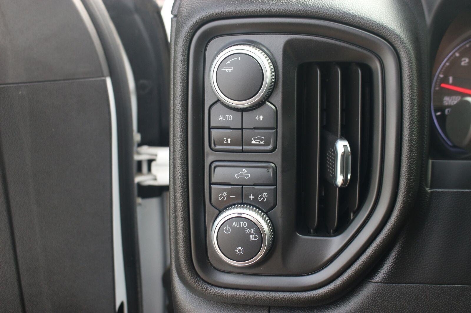 Used 2020 SUMMIT WHITE GMC 4WD Double Cab 147" image 28