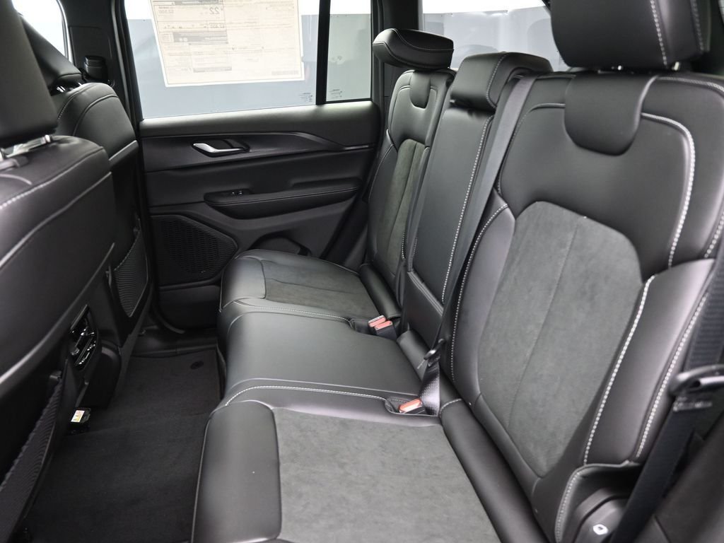 New 2025 Diamond Black Crystal Pearl-Coat Exterior Paint Jeep Altitude X image 10
