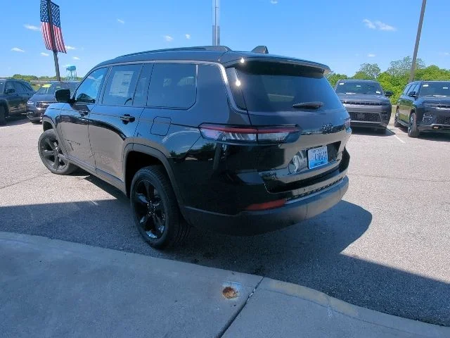 New 2026 Diamond Black Crystal Pearl-Coat Exterior Paint Jeep Limited image 35