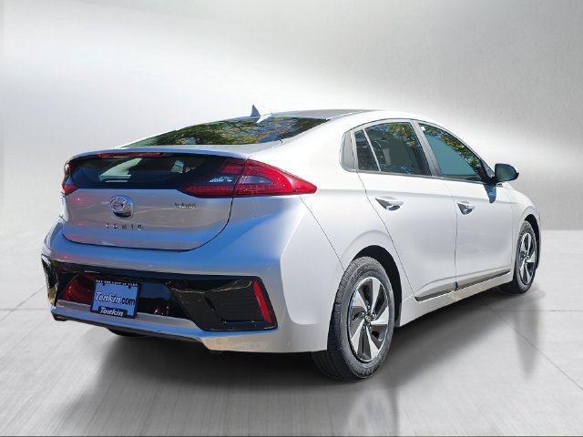 Used 2017 Silver Hyundai SEL image 3