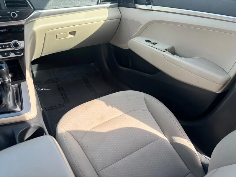 Used 2020 Quartz White Pearl Hyundai SE image 16