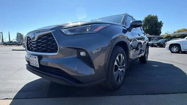 Used 2022 Magnetic Gray Metallic Toyota XLE image 9