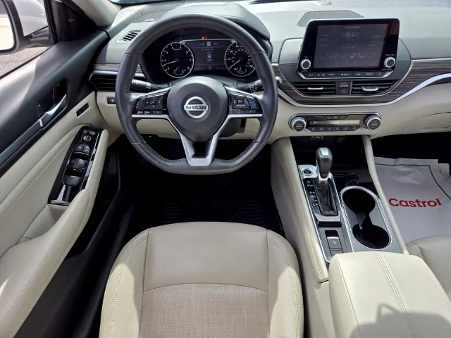 Used 2022 White Nissan 2.5 Platinum image 14