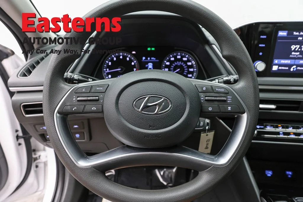 Used 2023 White Hyundai SE image 10