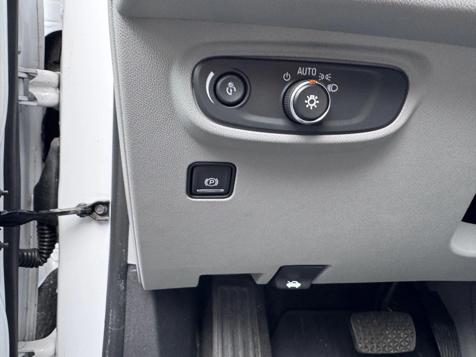 Used 2019 Summit White GMC SLE image 13