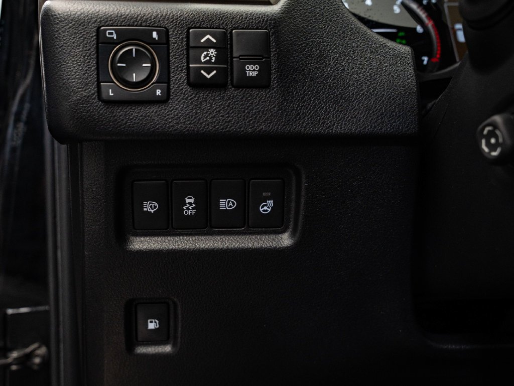 Used 2021 Black Lexus 460 image 40