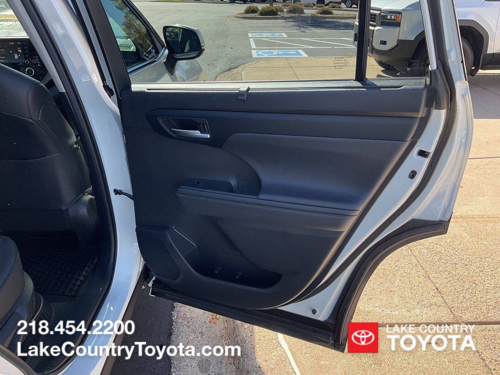 Used 2020 Blizzard Pearl Toyota XLE image 13